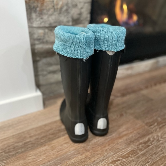 Hunter Rain Boots girls size 5 / Euro 36. With 2 pairs of Hunter socks. - Picture 3 of 6